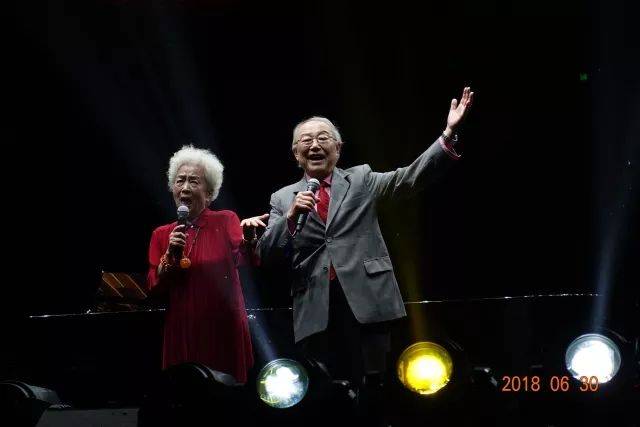 歌声悠扬，唱出时代记忆，琴声悦耳，奏响希望乐章 <br> 2018“我爱你中国?纪念改革开放40周年”经典歌曲上海演唱会圆满落幕