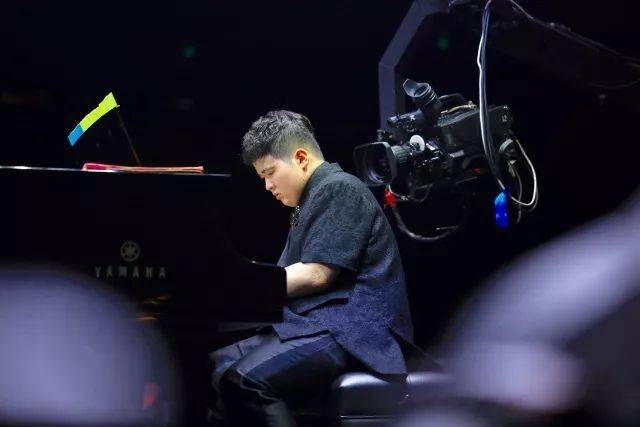 歌声悠扬，唱出时代记忆，琴声悦耳，奏响希望乐章 <br> 2018“我爱你中国?纪念改革开放40周年”经典歌曲上海演唱会圆满落幕