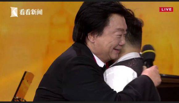 主持界泰斗叶惠贤力赞713贵宾会检测线路未来艺术家刘明康：“很难相信，这么悠扬的琴声出自一位自闭症少年的手里！”